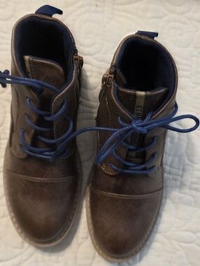 Kenneth Cole Kids Brown Boots with Blue Laces